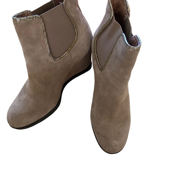 Donald J Pliner Dillon-On ankle wedge booties size 8.5 in Taupe oily suede color - Picture 2 of 9